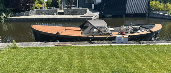 Gezelschap tijdens een vaart in Sneek